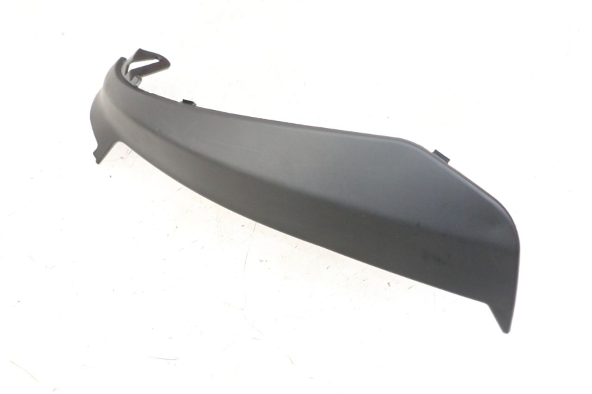 photo de TAPA REPOSAPIES CONEXION IZQUIERDA PIAGGIO NRG POWER PUREJET 50 (2018 - 2021) - Otra perspectiva