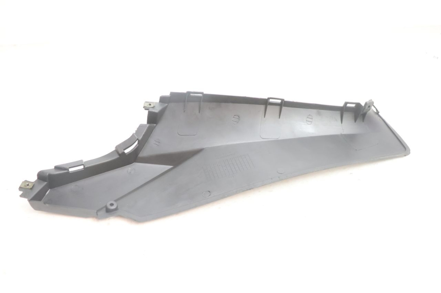 photo de TAPA REPOSAPIES CONEXION IZQUIERDA RAZZO QTR 50 (2011 - 2018) - Primer plano técnico
