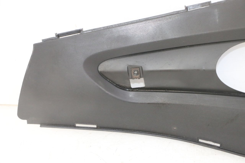 photo de TAPA REPOSAPIES CONEXION IZQUIERDA GILERA RUNNER SL 50 (2006 - 2009) - Primer plano técnico