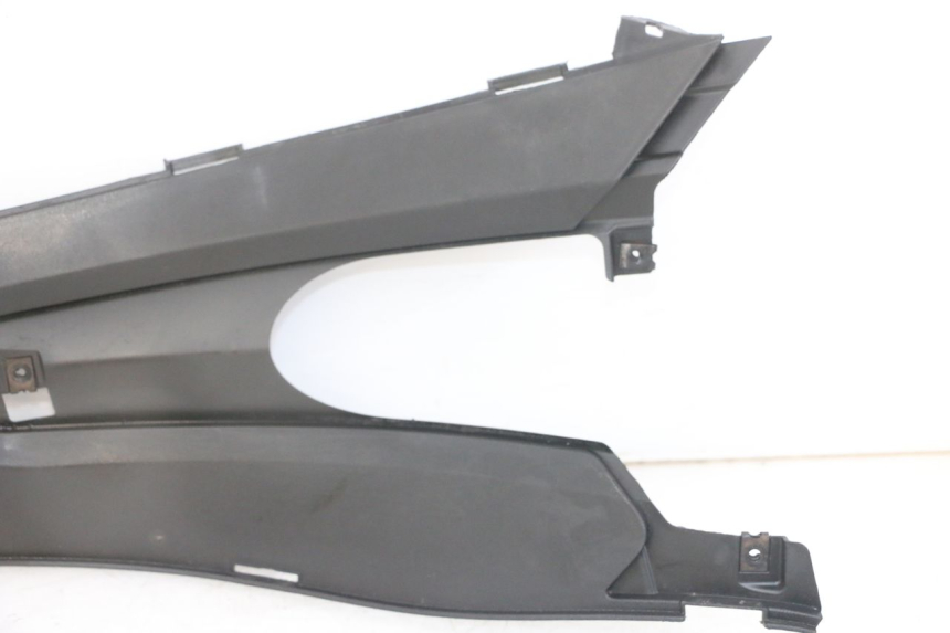 photo de TAPA REPOSAPIES CONEXION IZQUIERDA GILERA RUNNER SL 50 (2006 - 2009) - Vista general del producto