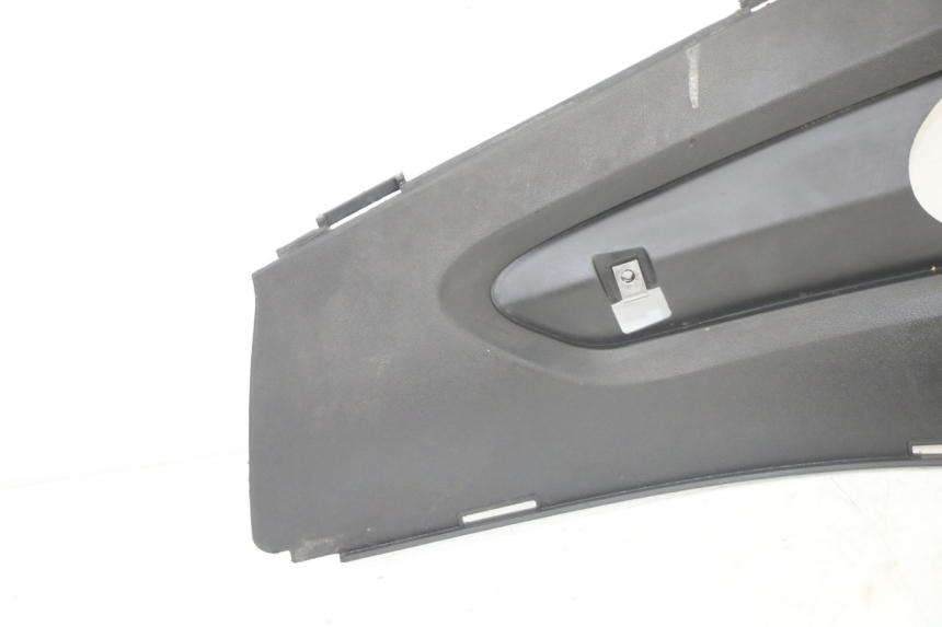 photo de TAPA REPOSAPIES CONEXION IZQUIERDA GILERA RUNNER SP 50 (2006 - 2008) - Detalle de la pieza