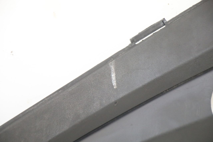 photo de TAPA REPOSAPIES CONEXION IZQUIERDA GILERA RUNNER SP 50 (2006 - 2008) - Otra perspectiva