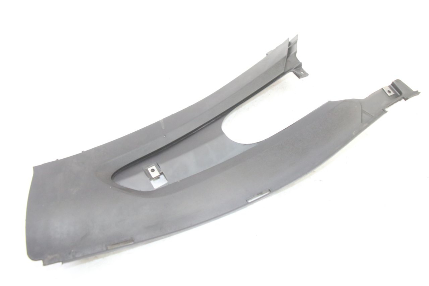 photo de TAPA REPOSAPIES CONEXION IZQUIERDA GILERA RUNNER SP 50 (2006 - 2008) - Primer plano técnico