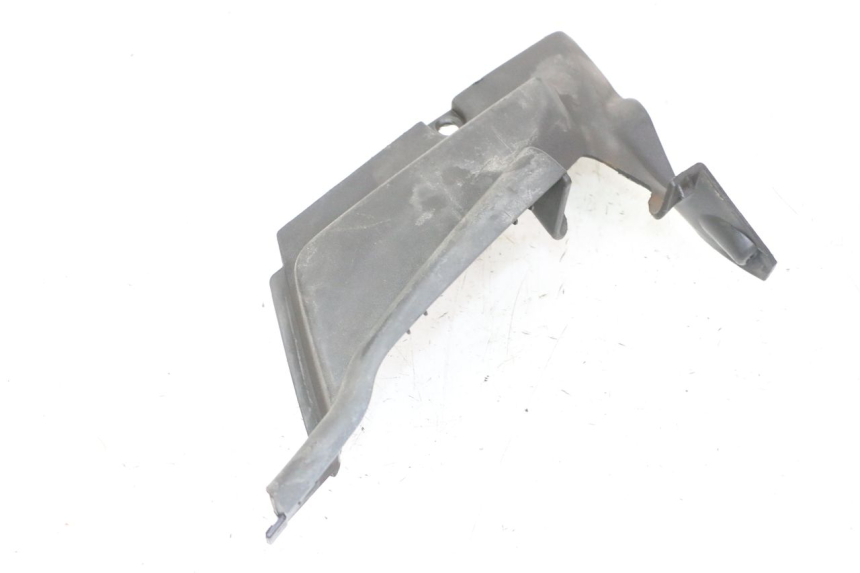 photo de TAPA REPOSAPIES CONEXION IZQUIERDA APRILIA SCARABEO GT TOURING 125 (1999 - 2005) - Primer plano técnico