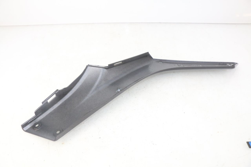 photo de TAPA REPOSAPIES CONEXION IZQUIERDA APRILIA SRV 850 (2012 - 2017) - Zoom estado de uso