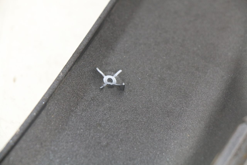 photo de TAPA REPOSAPIES CONEXION IZQUIERDA APRILIA SRV 850 (2012 - 2017) - Otra perspectiva