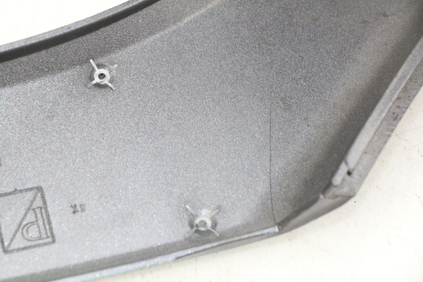 photo de TAPA REPOSAPIES CONEXION IZQUIERDA APRILIA SRV 850 (2012 - 2017) - Primer plano técnico