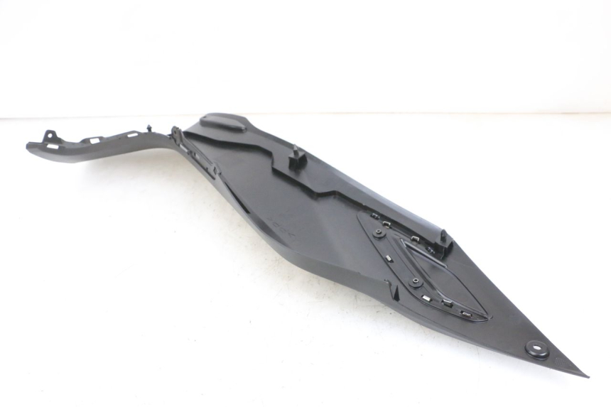 photo de TAPA REPOSAPIES CONEXION IZQUIERDA YAMAHA TRICITY 300 (2020 - 2024) - Detalle de la pieza