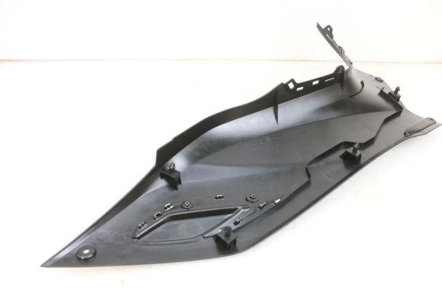 photo de TAPA REPOSAPIES CONEXION IZQUIERDA YAMAHA TRICITY 300 (2020 - 2024) - Zoom estado de uso