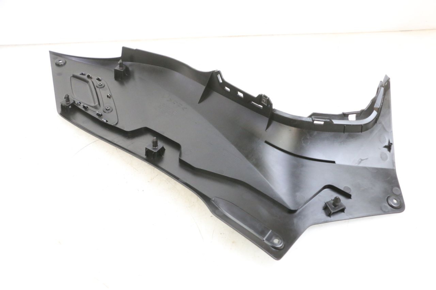 photo de TAPA REPOSAPIES CONEXION IZQUIERDA YAMAHA TRICITY 300 (2020 - 2024) - Otra perspectiva