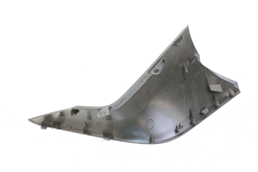 photo de TAPA REPOSAPIES CONEXION IZQUIERDA YAMAHA XMAX X-MAX 125 (2021 - 2025) - Detalle de la pieza