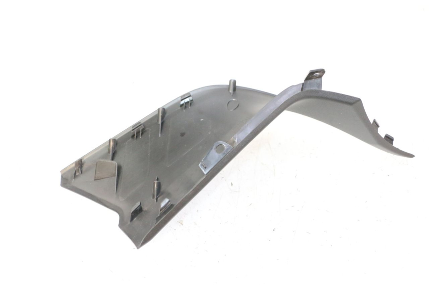 photo de TAPA REPOSAPIES CONEXION IZQUIERDA YAMAHA XMAX X-MAX 125 (2021 - 2025) - Zoom estado de uso