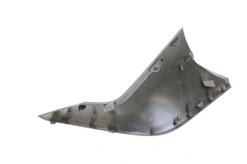 photo de TAPA REPOSAPIES CONEXION IZQUIERDA YAMAHA XMAX X-MAX 125 (2021 - 2025) - Otra perspectiva