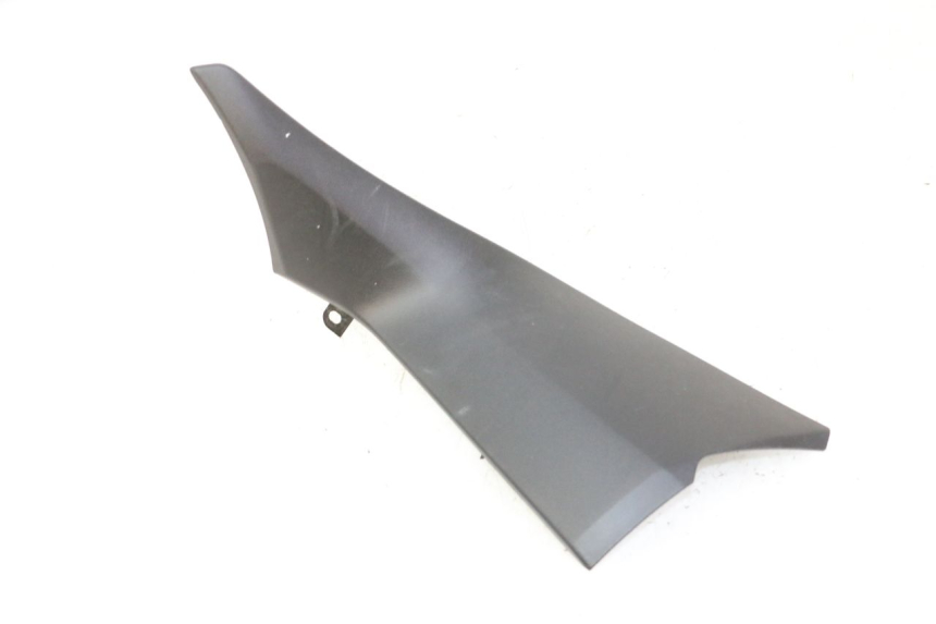 photo de TAPA REPOSAPIES CONEXION IZQUIERDA YAMAHA XMAX X-MAX 125 (2021 - 2025) - Primer plano técnico