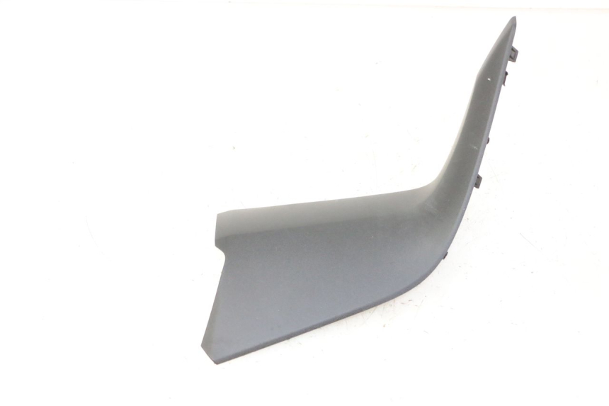 photo de TAPA REPOSAPIES CONEXION IZQUIERDA YAMAHA XMAX X-MAX 125 (2021 - 2025) - Vista general del producto