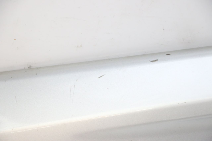 photo de TAPA REPOSAPIES CONEXION IZQUIERDA YAMAHA X-MAX XMAX 250 (2006 - 2009) - Enfoque en la estructura