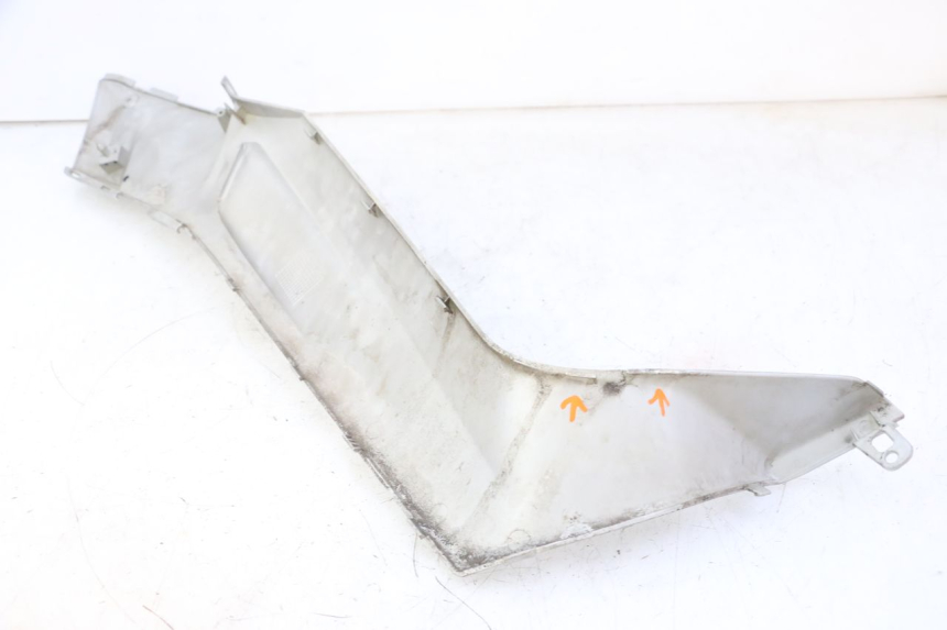 photo de TAPA REPOSAPIES CONEXION IZQUIERDA YAMAHA X-MAX XMAX 250 (2006 - 2009) - Zoom estado de uso