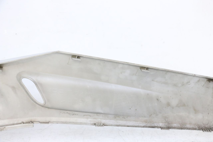 photo de TAPA REPOSAPIES CONEXION IZQUIERDA YAMAHA X-MAX XMAX 250 (2006 - 2009) - Detalles de los puntos de fijación