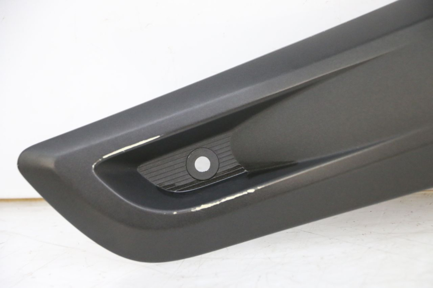 photo de TAPA REPOSAPIES CONEXION IZQUIERDA YAMAHA X-MAX XMAX 125 (2010 - 2013) - Otra vista del artículo