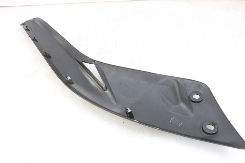 photo de TAPA REPOSAPIES CONEXION IZQUIERDA YAMAHA X-MAX XMAX 125 (2010 - 2013) - Zoom estado de uso