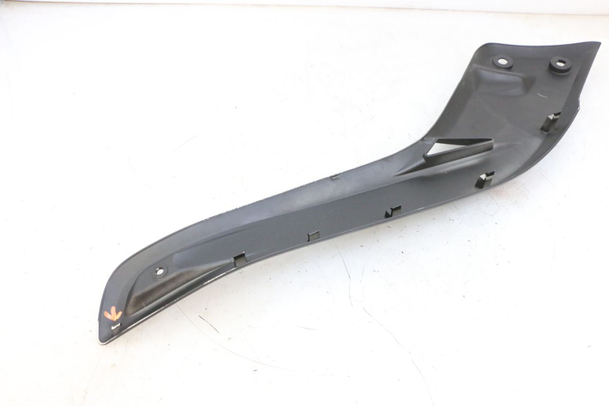 photo de TAPA REPOSAPIES CONEXION IZQUIERDA YAMAHA X-MAX XMAX 125 (2010 - 2013) - Primer plano técnico