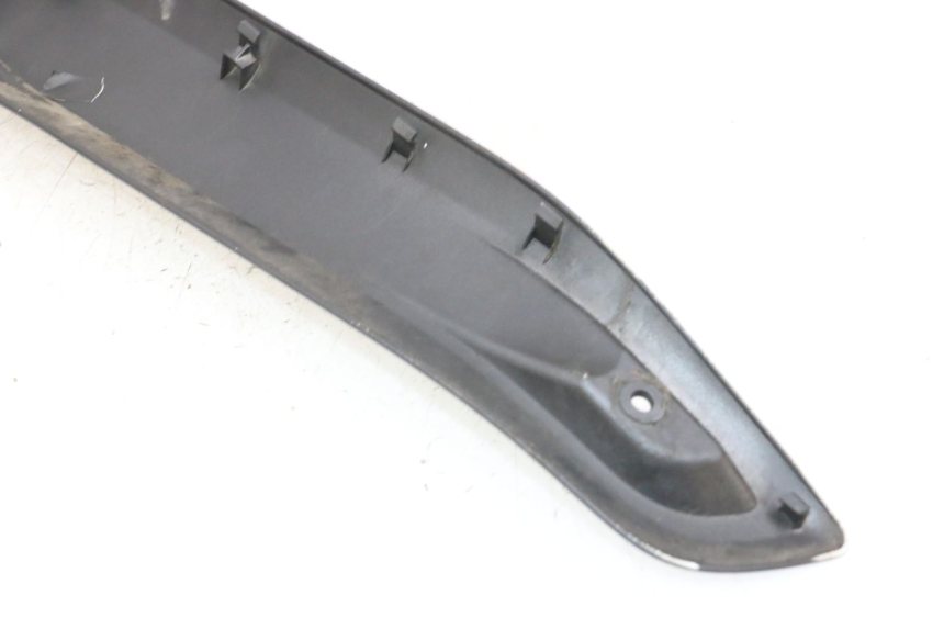 photo de TAPA REPOSAPIES CONEXION IZQUIERDA YAMAHA X-MAX XMAX 125 (2010 - 2013) - Primer plano técnico