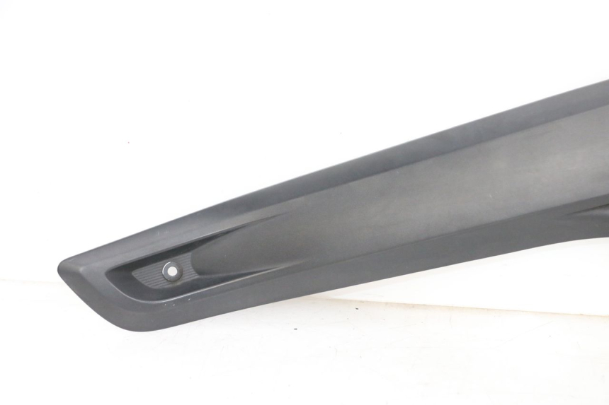 photo de TAPA REPOSAPIES CONEXION IZQUIERDA YAMAHA X-MAX XMAX 125 (2010 - 2013) - Marcados y referencias originales