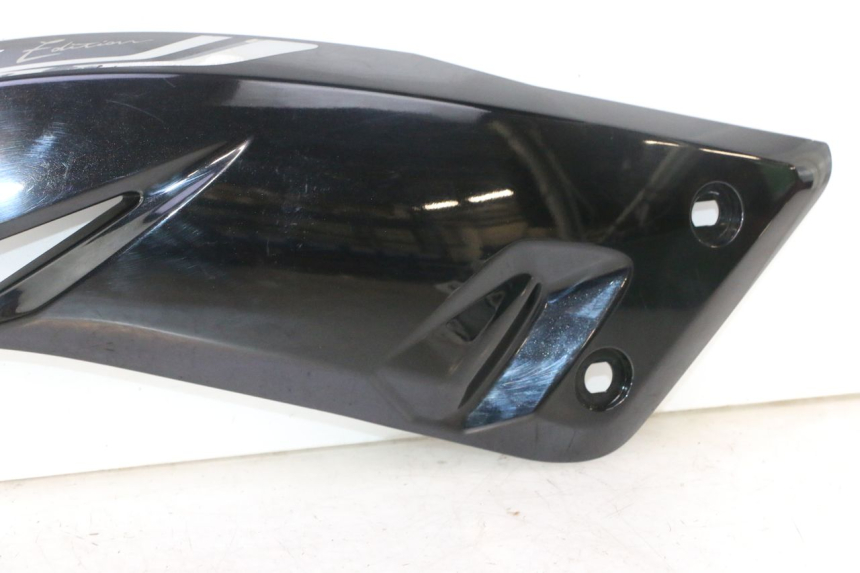 photo de TAPA REPOSAPIES CONEXION IZQUIERDA YAMAHA X-MAX XMAX 125 (2010 - 2013) - Otra perspectiva
