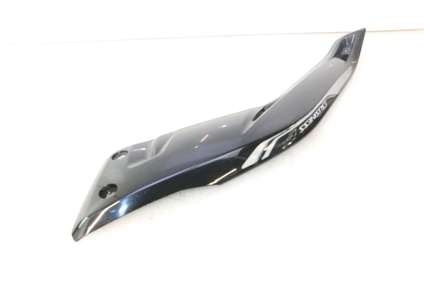 photo de TAPA REPOSAPIES CONEXION IZQUIERDA YAMAHA X-MAX XMAX 125 (2010 - 2013) - Primer plano técnico