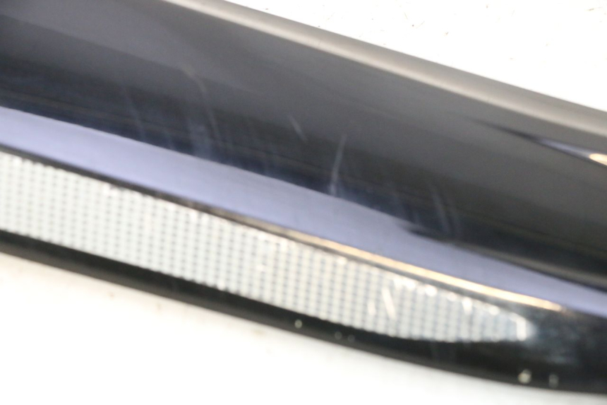 photo de TAPA REPOSAPIES CONEXION IZQUIERDA YAMAHA X-MAX XMAX 125 (2010 - 2013) - Detalles de los puntos de fijación