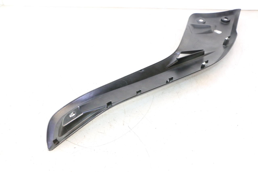 photo de TAPA REPOSAPIES CONEXION IZQUIERDA YAMAHA X-MAX XMAX 125 (2010 - 2013) - Recambio usado revisado