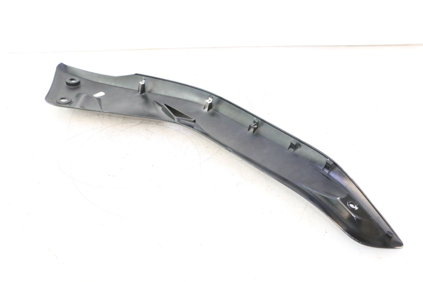photo de TAPA REPOSAPIES CONEXION IZQUIERDA YAMAHA X-MAX XMAX 125 (2010 - 2013) - Marcados y referencias originales