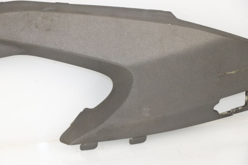 photo de TAPA REPOSAPIES CONEXION IZQUIERDA KYMCO XCITING 500 (2007 - 2010) - Zoom sobre los componentes