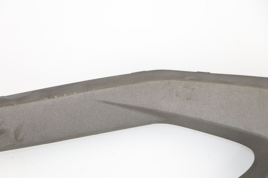 photo de TAPA REPOSAPIES CONEXION IZQUIERDA KYMCO XCITING 500 (2007 - 2010) - Primer plano de alta resolución