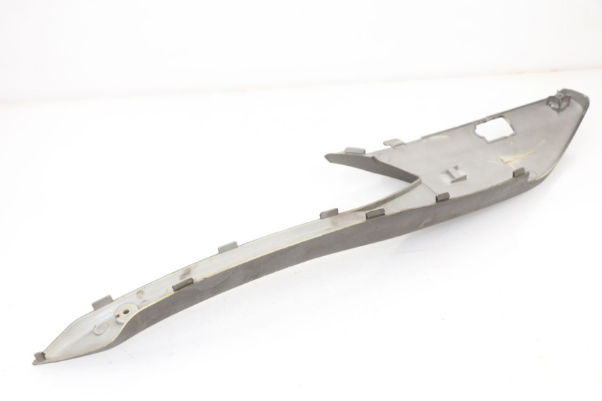 photo de TAPA REPOSAPIES CONEXION IZQUIERDA KYMCO XCITING 500 (2007 - 2010) - Zoom estado de uso