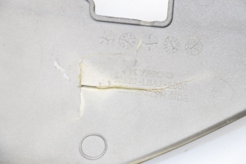 photo de TAPA REPOSAPIES CONEXION IZQUIERDA KYMCO XCITING 500 (2007 - 2010) - Primer plano técnico
