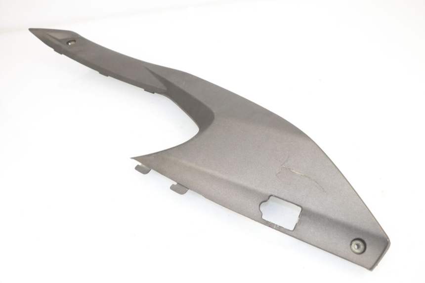 photo de TAPA REPOSAPIES CONEXION IZQUIERDA KYMCO XCITING 500 (2007 - 2010) - Recambio usado revisado