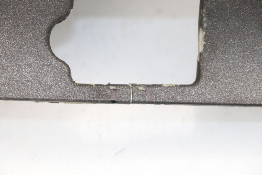 photo de TAPA REPOSAPIES CONEXION IZQUIERDA KYMCO XCITING 500 (2007 - 2010) - Marcados y referencias originales