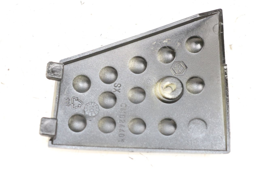 photo de TAPA REPOSAPIES CONEXION IZQUIERDA PIAGGIO XEVO - X EVO 125 (2007 - 2017) - Detalle de la pieza