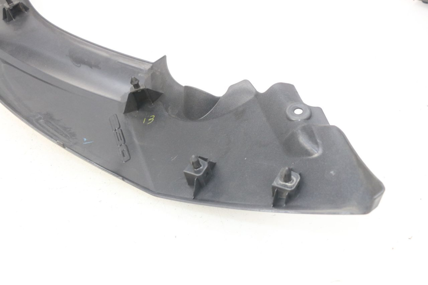 photo de TAPA REPOSAPIES CONEXION IZQUIERDA YAMAHA XP T-MAX TMAX ABS 530 (2012 - 2015) - Estado de la superficie y material