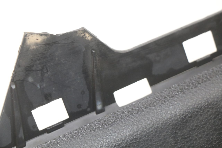 photo de TAPA REPOSAPIES CONEXION IZQUIERDA YAMAHA YP T-MAX TMAX 530 (2017 - 2020) - Zoom estado de uso