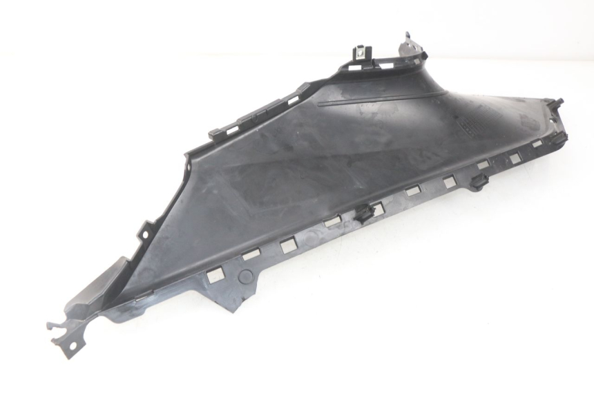 photo de TAPA REPOSAPIES CONEXION IZQUIERDA YAMAHA YP T-MAX TMAX 530 (2017 - 2020) - Primer plano técnico