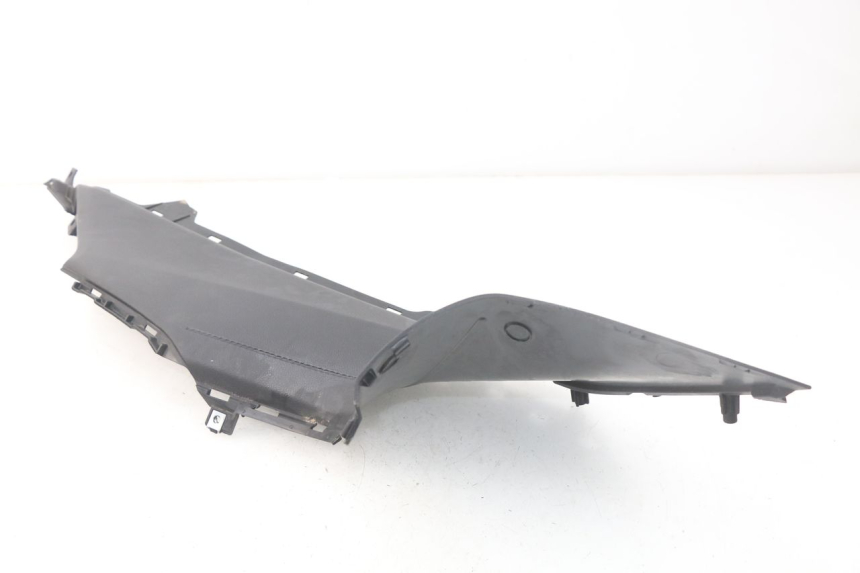 photo de TAPA REPOSAPIES CONEXION IZQUIERDA YAMAHA YP T-MAX TMAX 530 (2017 - 2020) - Detalles de los puntos de fijación