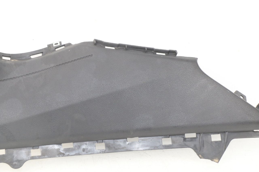 photo de TAPA REPOSAPIES CONEXION IZQUIERDA YAMAHA YP T-MAX TMAX 530 (2017 - 2020) - Marcados y referencias originales