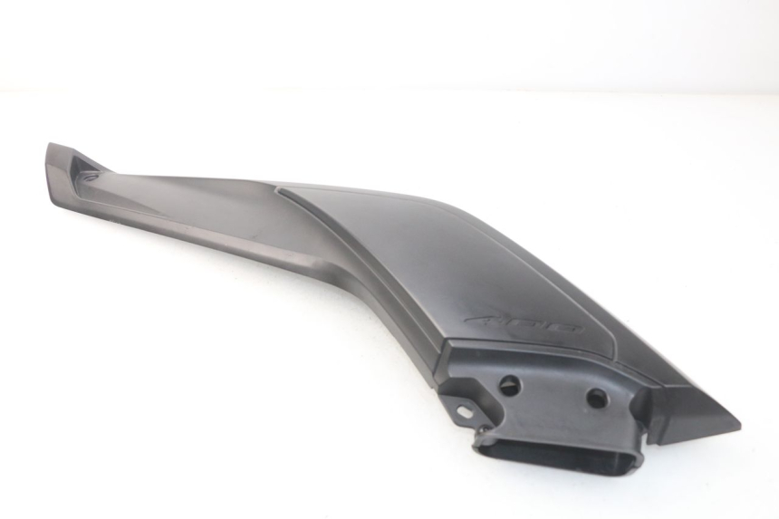 photo de TAPA REPOSAPIES CONEXION IZQUIERDA YAMAHA YP X-MAX XMAX 400 (2014 - 2017) - Otra perspectiva