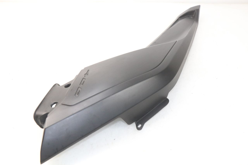 photo de TAPA REPOSAPIES CONEXION IZQUIERDA YAMAHA YP X-MAX XMAX 400 (2014 - 2017) - Primer plano técnico