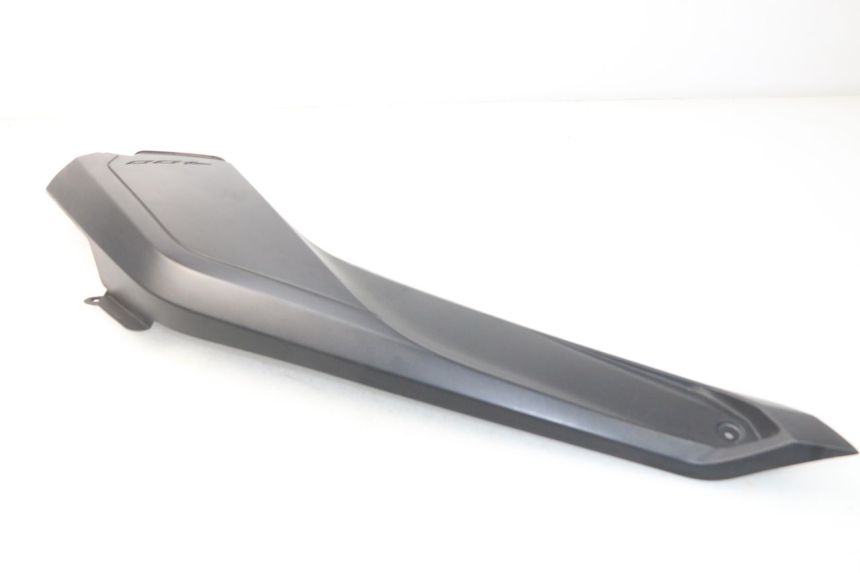 photo de TAPA REPOSAPIES CONEXION IZQUIERDA YAMAHA YP X-MAX XMAX 400 (2014 - 2017) - Vista general del producto