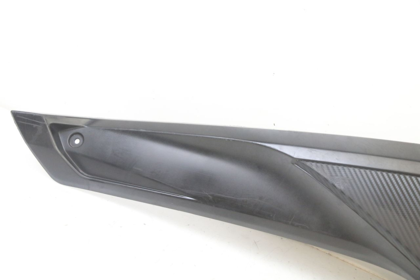 photo de TAPA REPOSAPIES CONEXION IZQUIERDA YAMAHA YP X-MAX XMAX 400 (2014 - 2017) - Detalle de la pieza