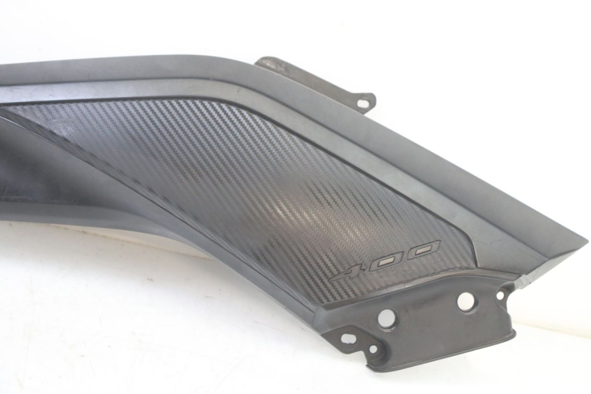 photo de TAPA REPOSAPIES CONEXION IZQUIERDA YAMAHA YP X-MAX XMAX 400 (2014 - 2017) - Zoom estado de uso