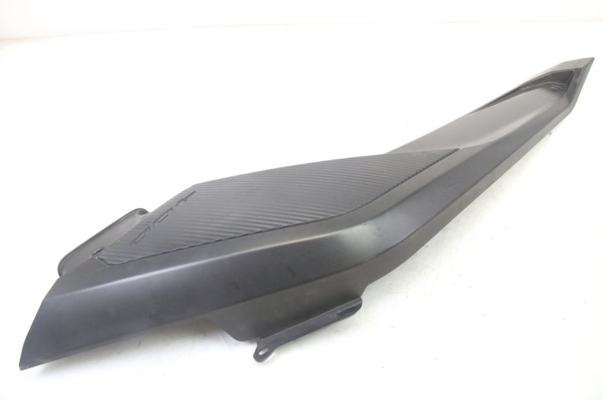 photo de TAPA REPOSAPIES CONEXION IZQUIERDA YAMAHA YP X-MAX XMAX 400 (2014 - 2017) - Otra perspectiva